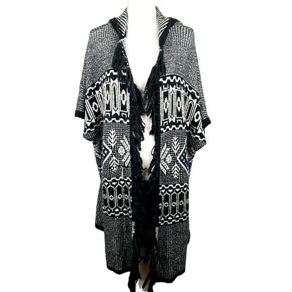 American Eagle Outfitters Sweaters - American Eagle Knit Black & White Open Cardigan Hoodie with Fringe Hem One Size